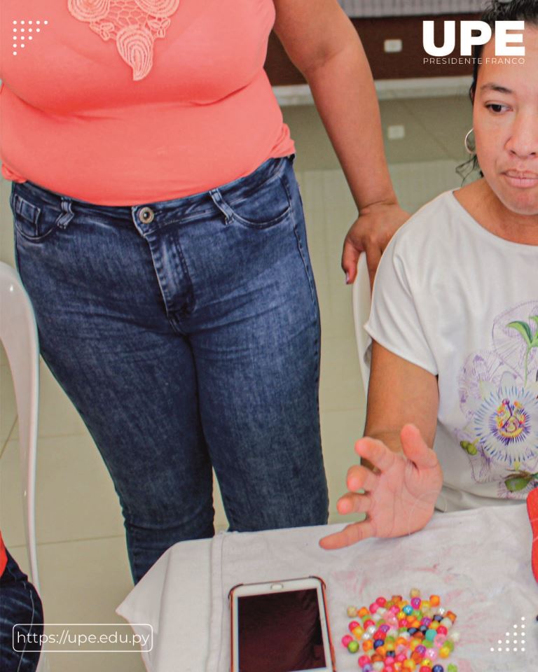 Bordado de Zapatillas: Curso Taller en la UPE 